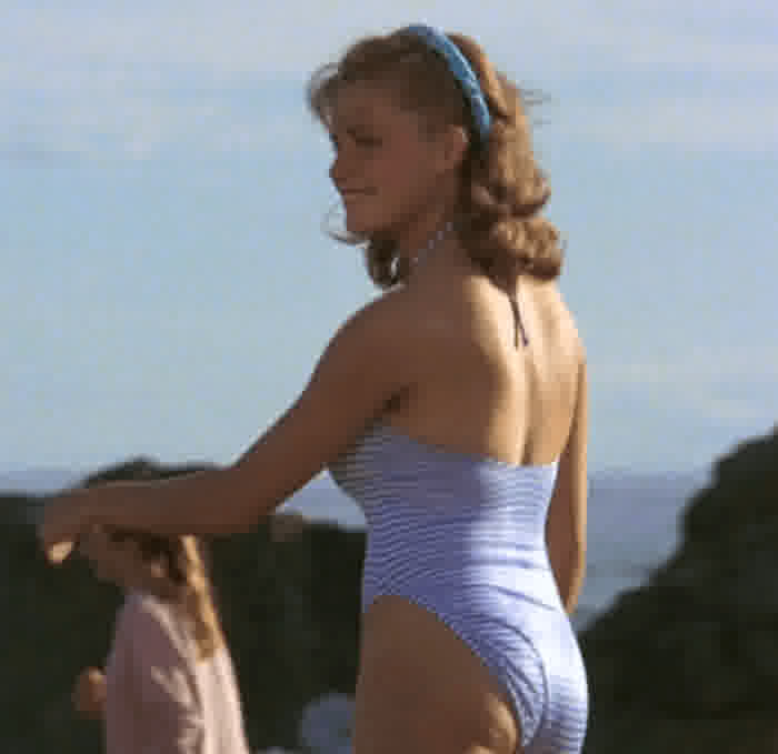 Elisabeth Shue gifs (1984) the karate kid scene 01 shot 05